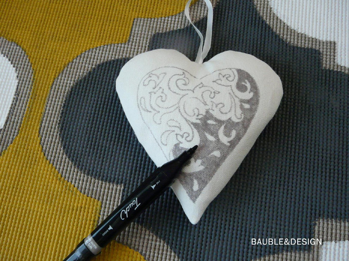 wypełnianie środka serca pisakiem