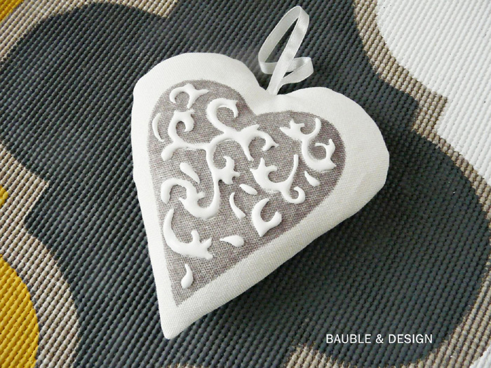 pomalowane pisakiem serce materiałowe