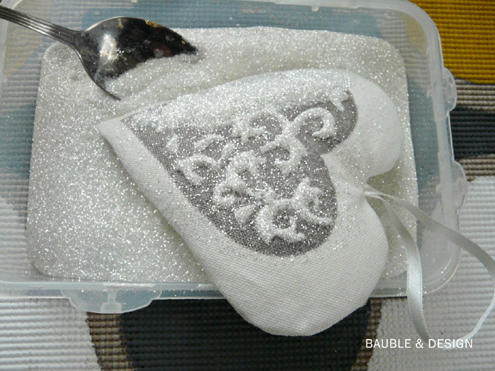 obsypywanie ornamentu brokatem