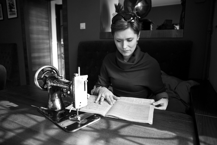 Smili przy dawnej maszynie do szycia