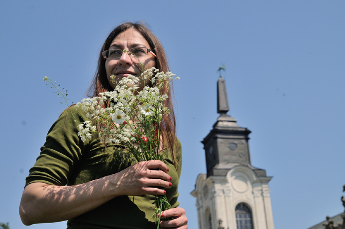 ANNAMARIA z bukietem kwiat&oacute;w