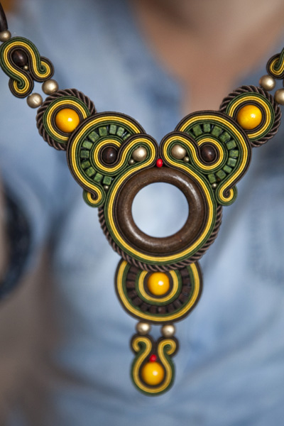 naszyjnik sutasz zielono brązowo ż&oacute;łty