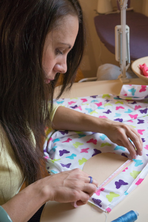 leonart podczas szycia